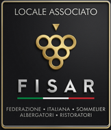 Logo dell’associazione locale FISAR su sfondo nero, con emblema dorato a forma di grappolo d’uva e testo bianco