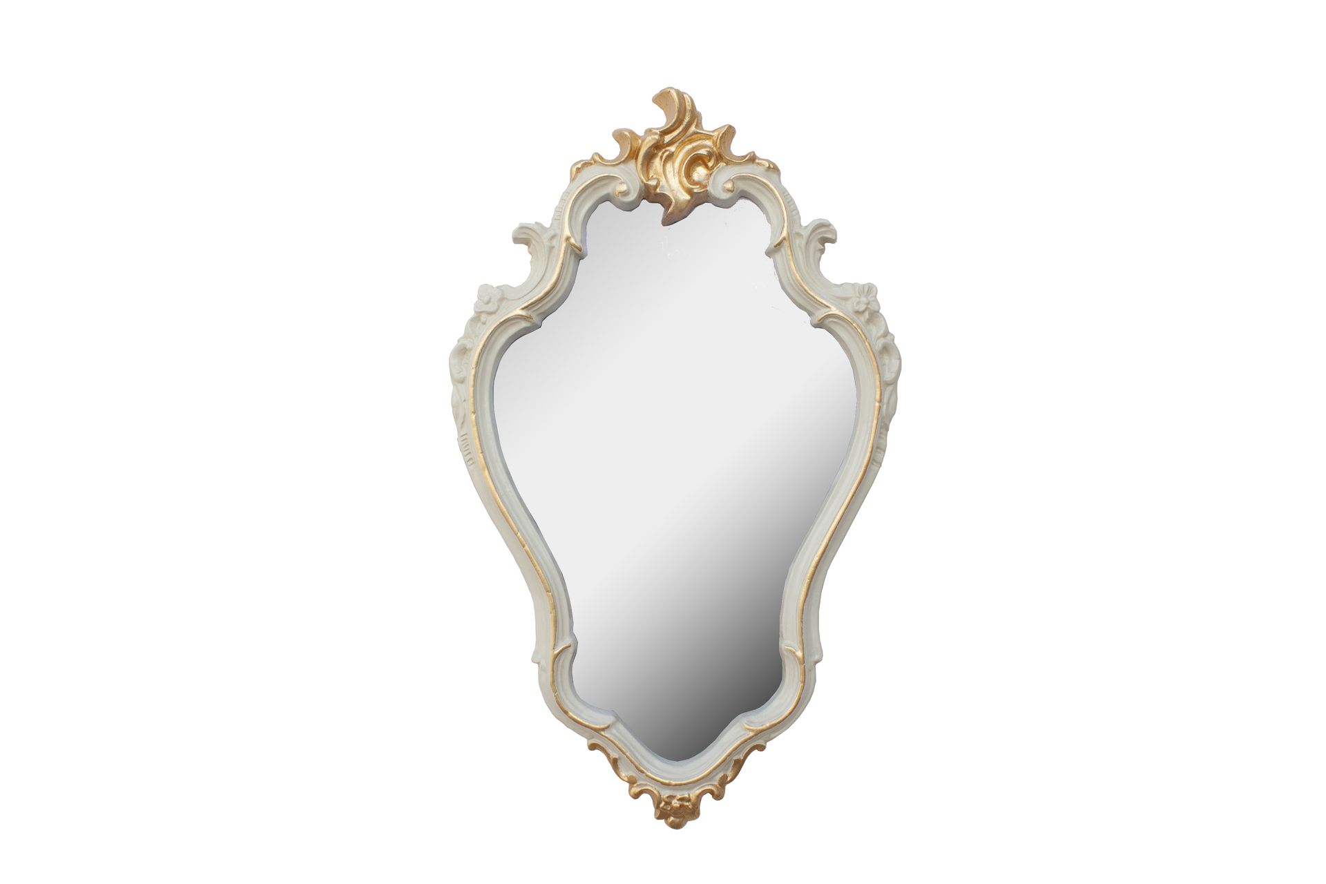 Uno specchio con cornice dorata su sfondo bianco.