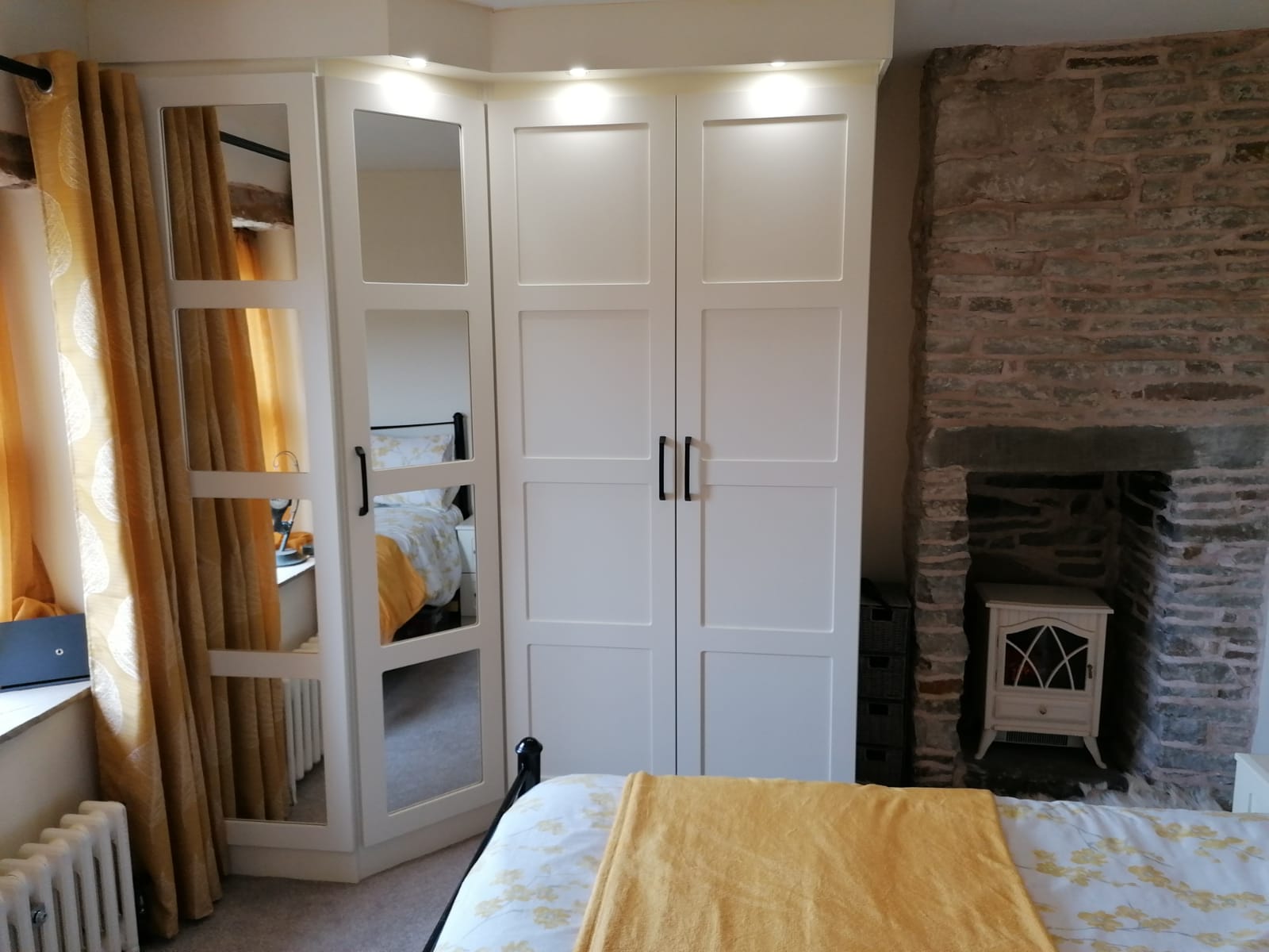 bed, bedroom, desk