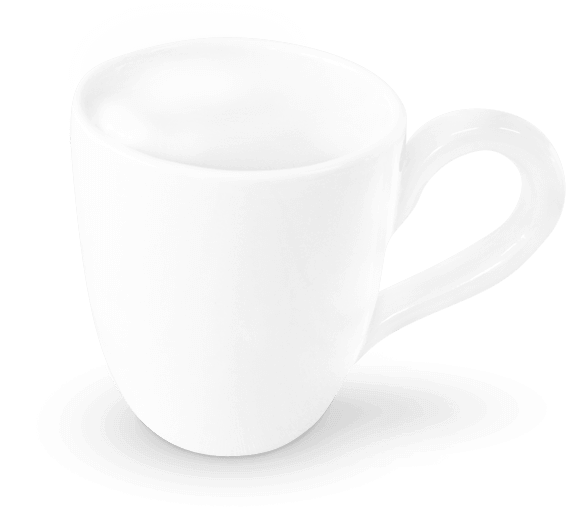 Eine weiße Kaffeetasse mit Henkel auf weißem Hintergrund.