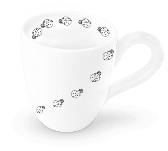 Eine weiße Kaffeetasse mit Marienkäfern darauf