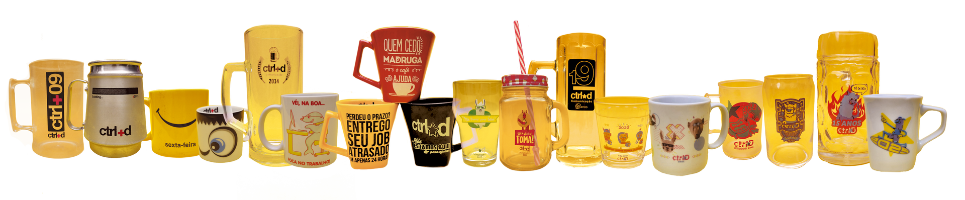 Um monte de canecas de cerveja estão enfileiradas