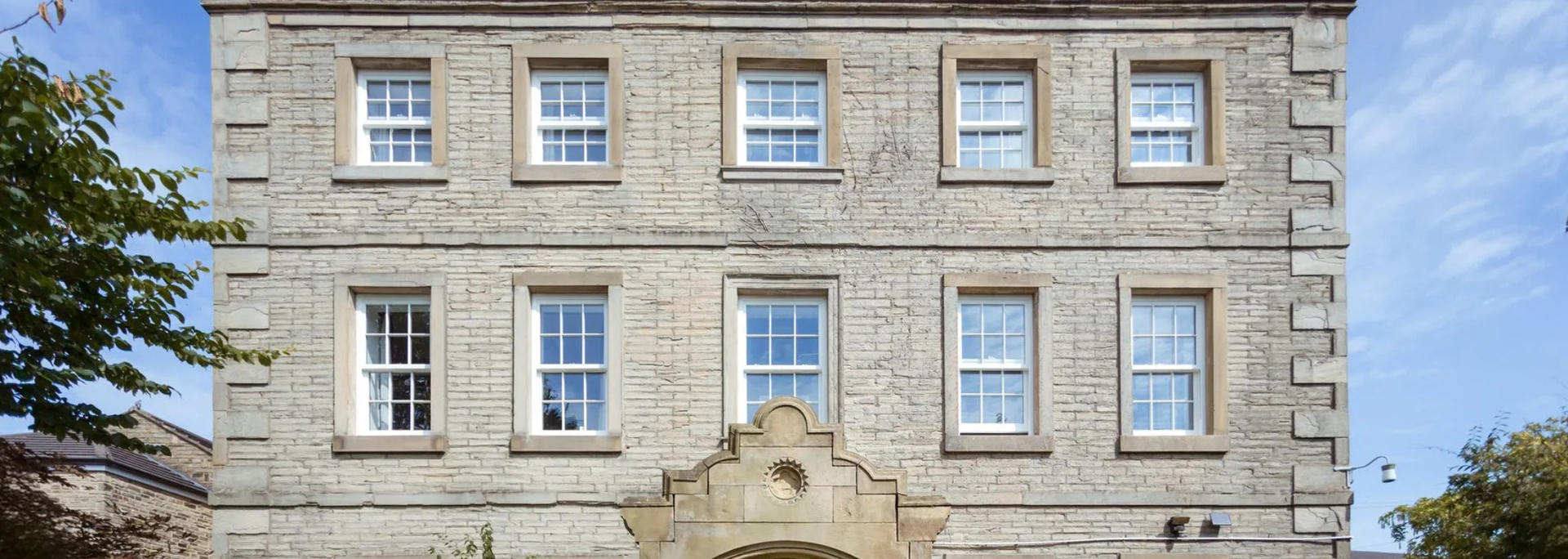 Picture of an old house. 