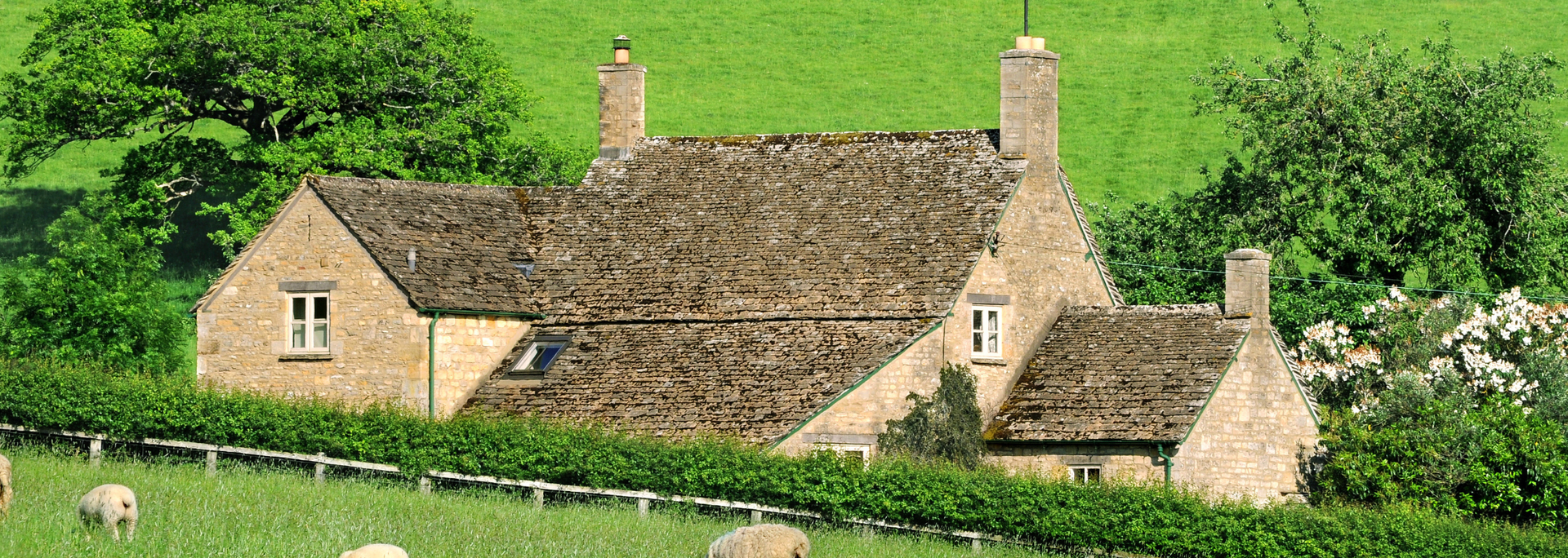 Picture of a house in the countryside. 