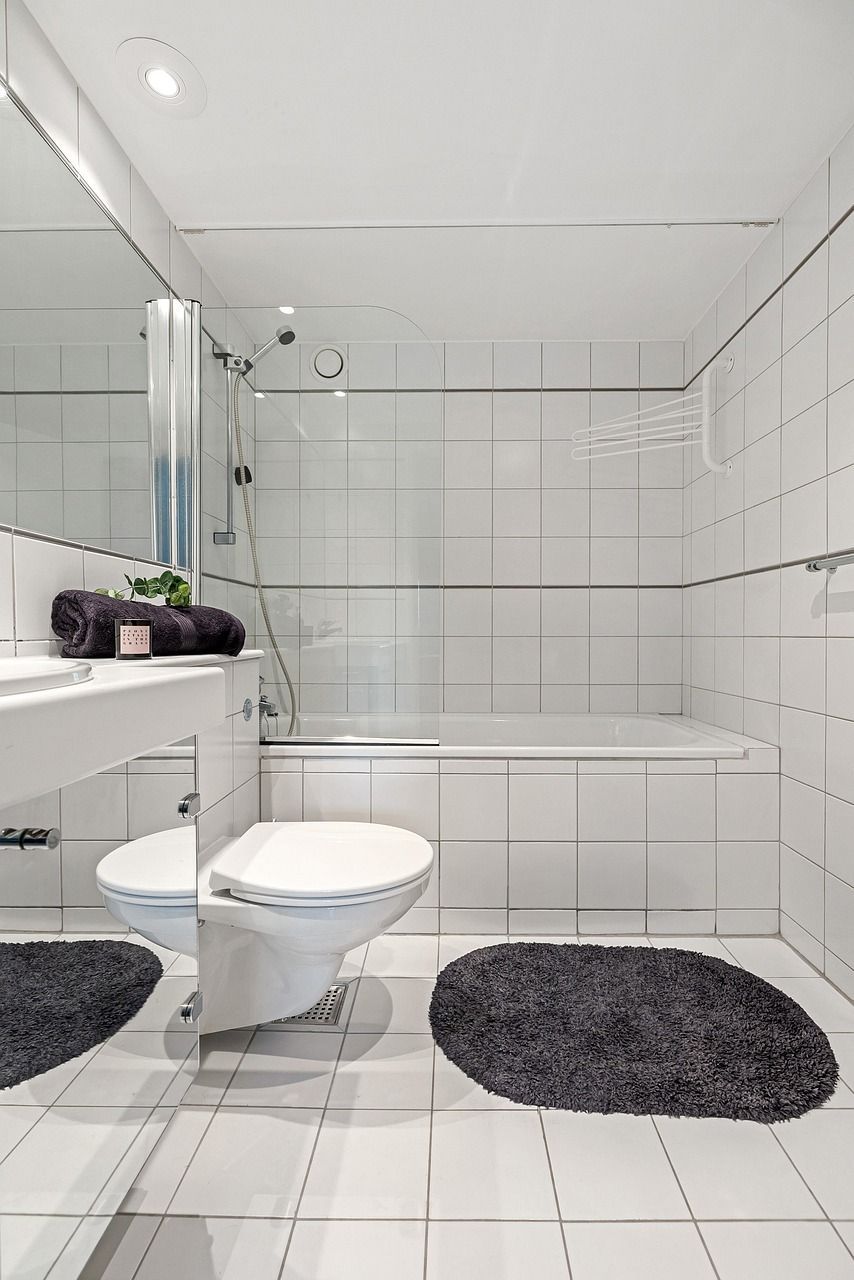 Modern standalone tub with a tall backsplash