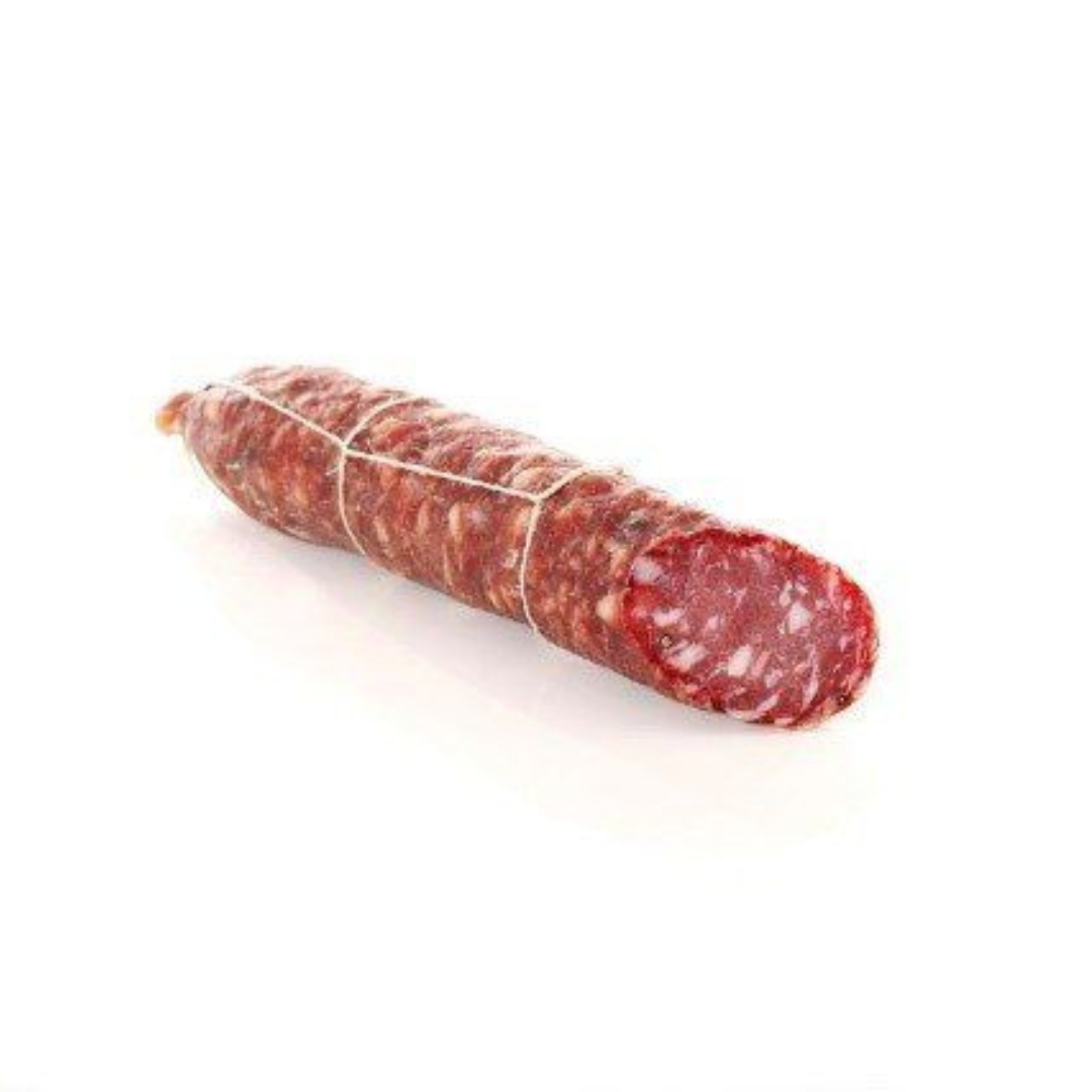 Una salsiccia con una fetta tagliata su uno sfondo bianco.