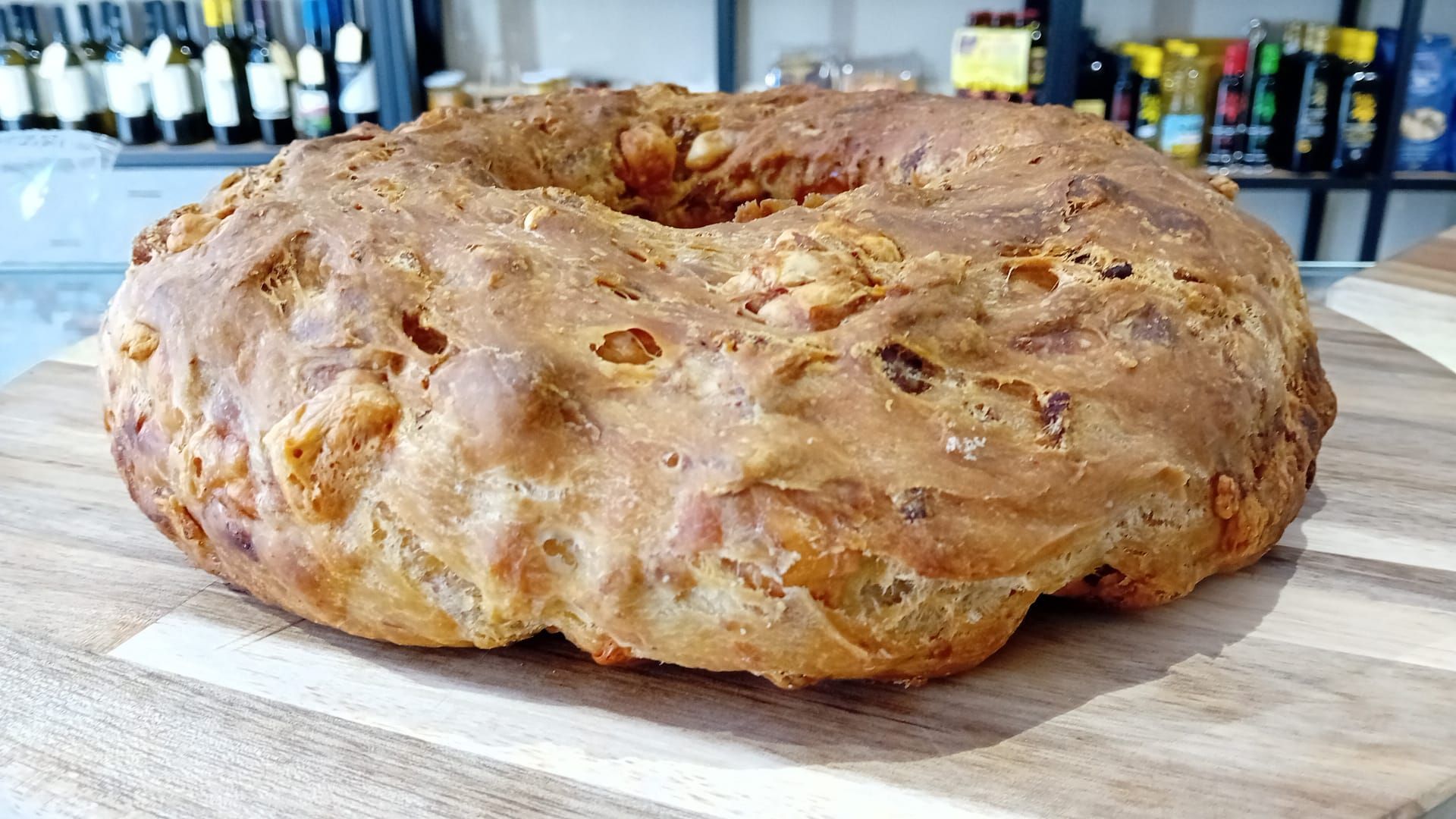 Una pagnotta di pane è appoggiata su un tagliere di legno.