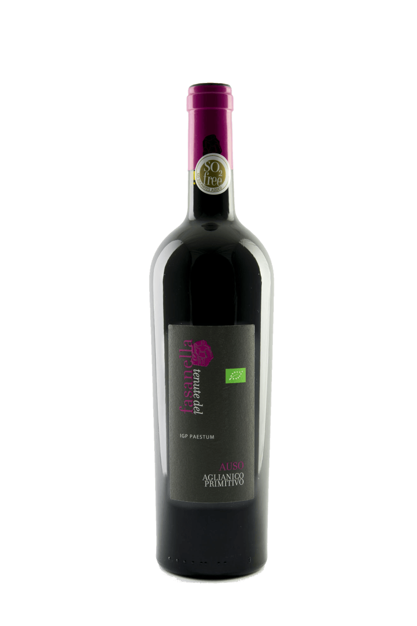 Una bottiglia di vino rosso con un tappo viola su uno sfondo bianco.