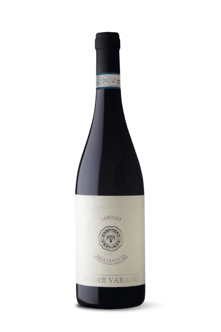 Una bottiglia di vino con un'etichetta bianca su uno sfondo bianco.