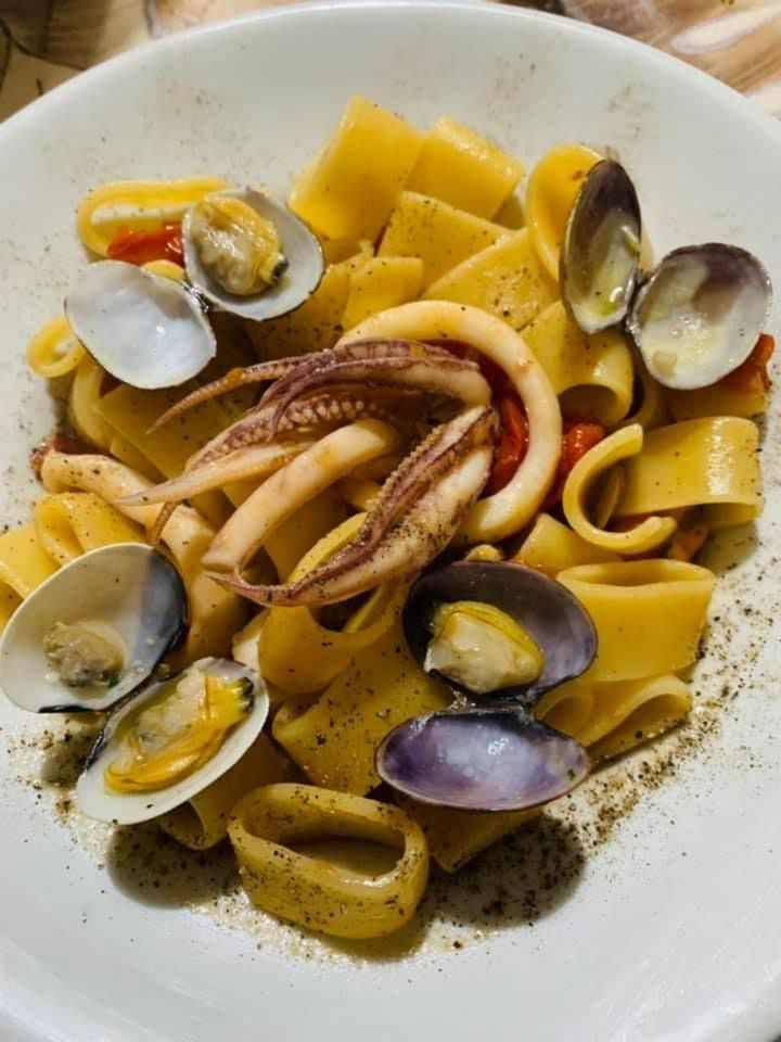 calamarata con pesce fresco