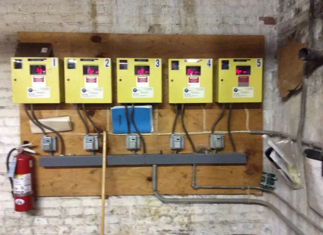close air conditioning repair repairman on