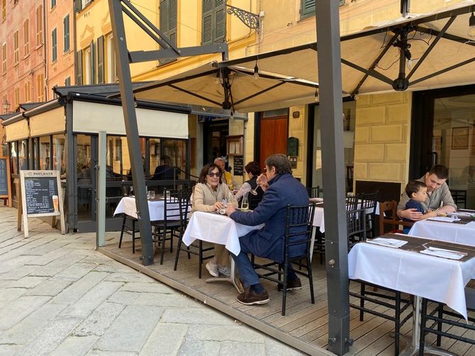 ristorante con tavoli all'esterno