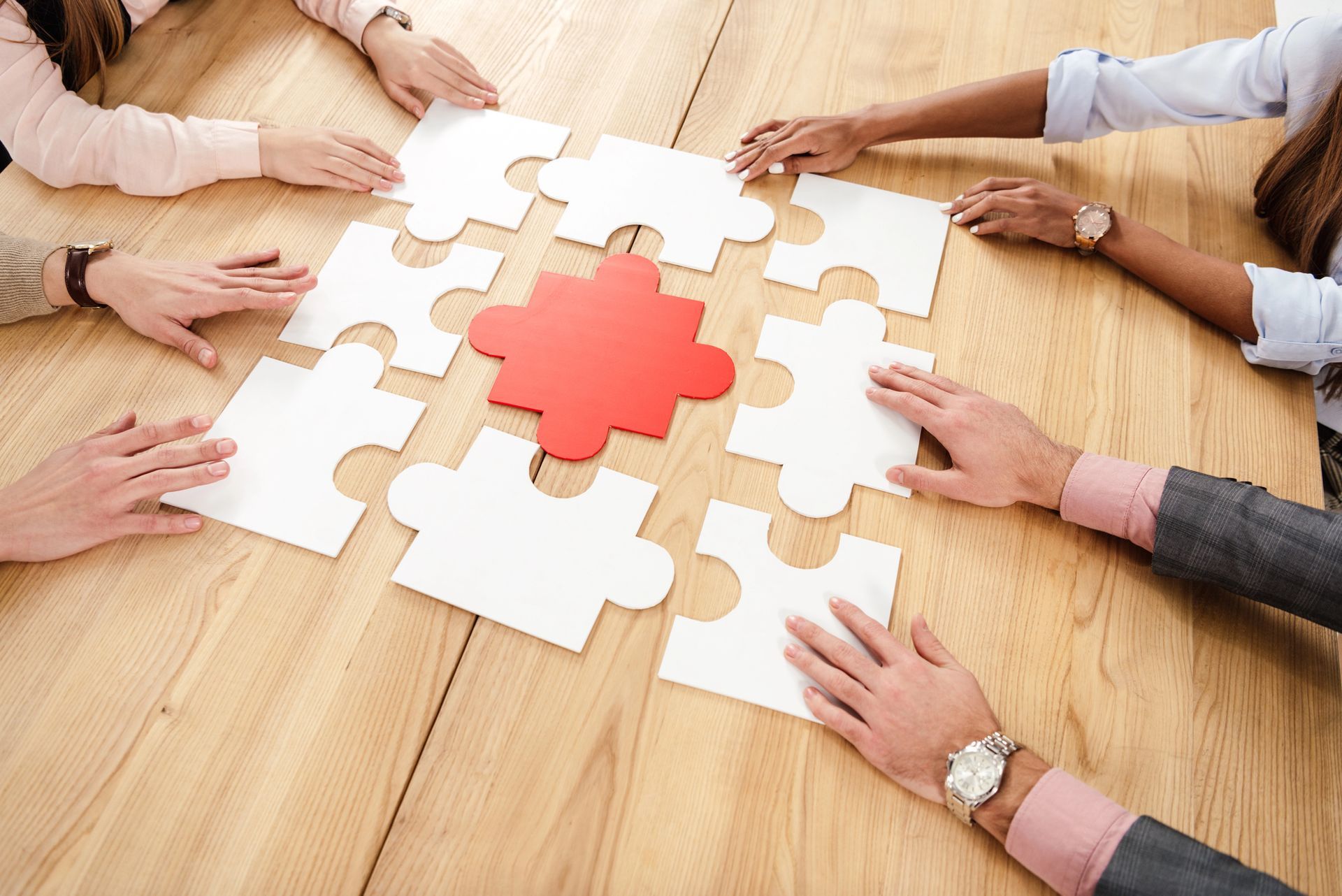 mani c toccano i pezzi dei puzzle