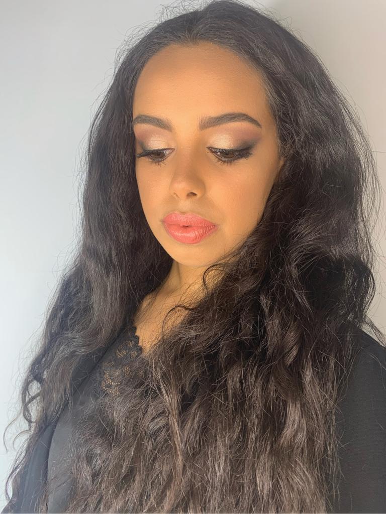 Donna con make-up da giorno