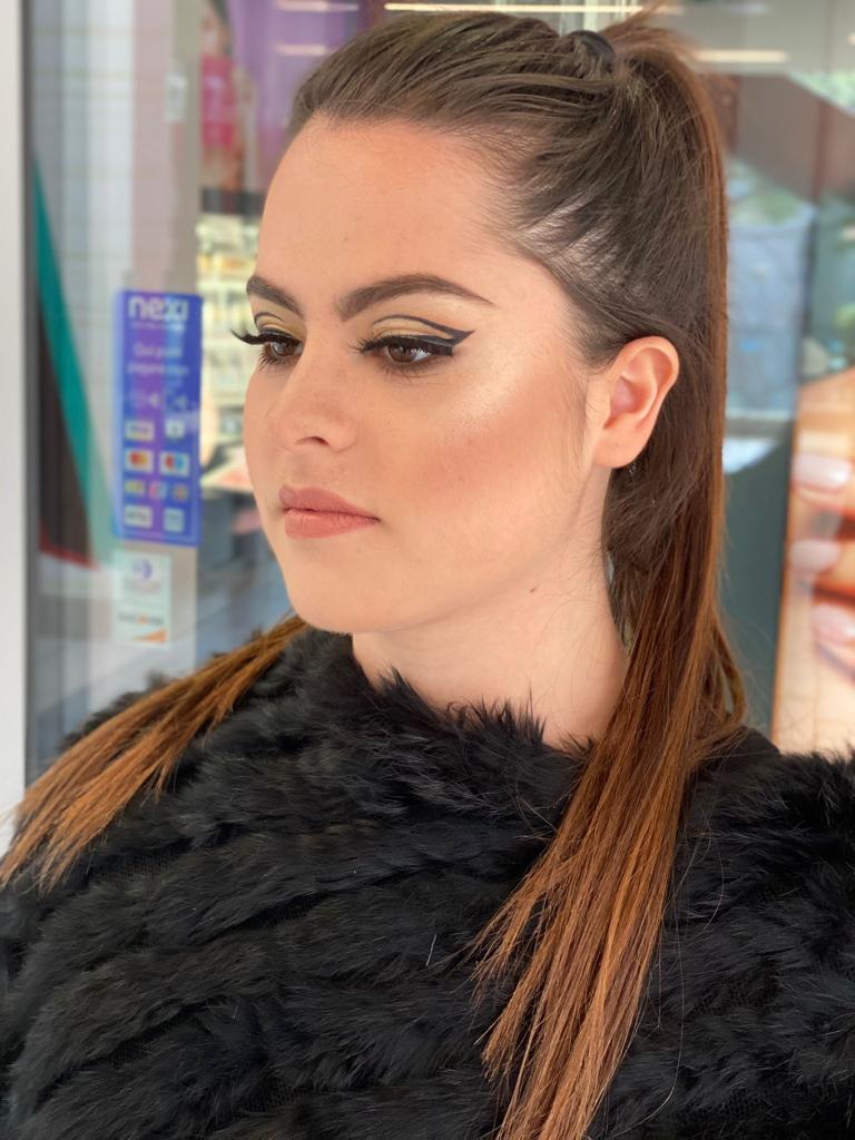 Ragazza con coda di cavallo e trucco professionale
