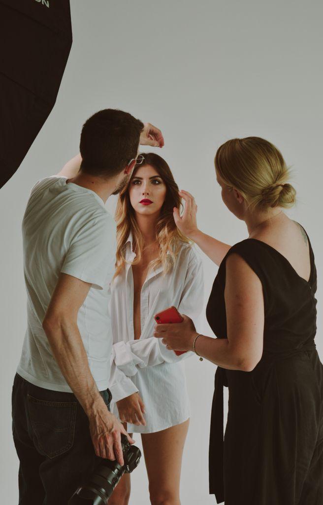 Make-up artist che truccano una modella