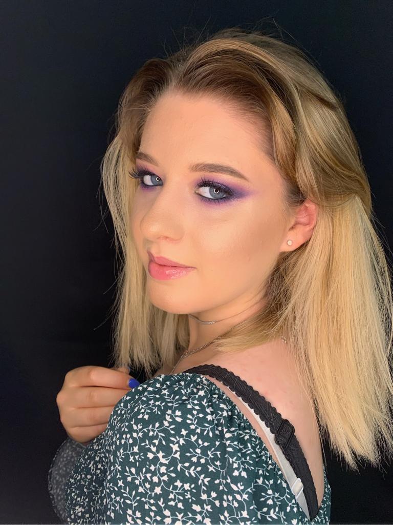 Ragazza con occhi azzurri e smokey eyes viola