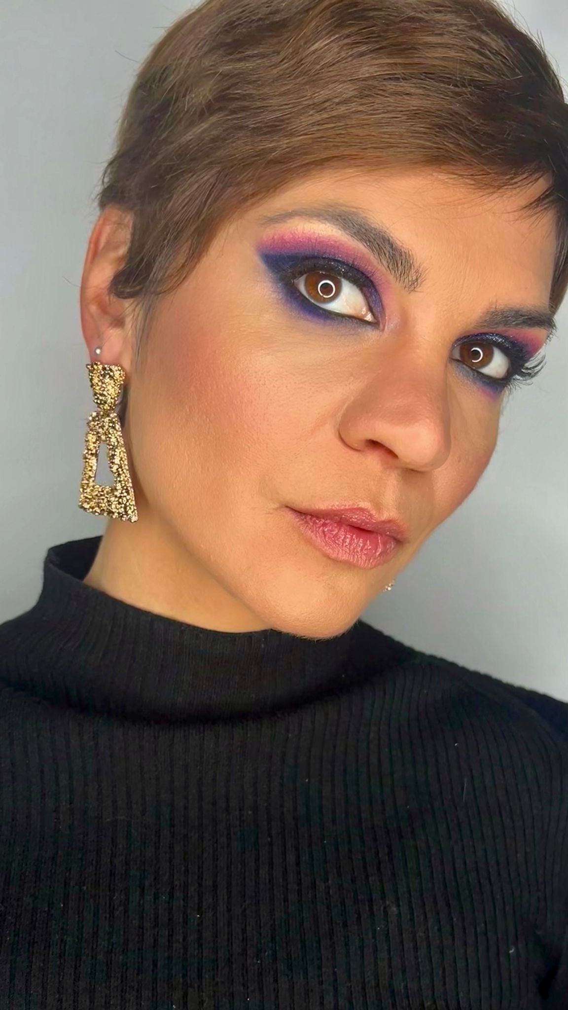 Frau mit kurzen Haaren und schattiertem Lidschatten