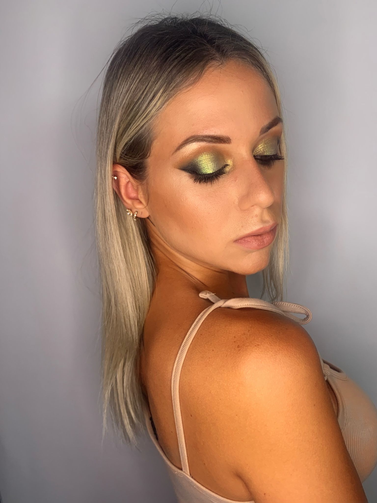 Blondes Mädchen mit metallischem Lidschatten