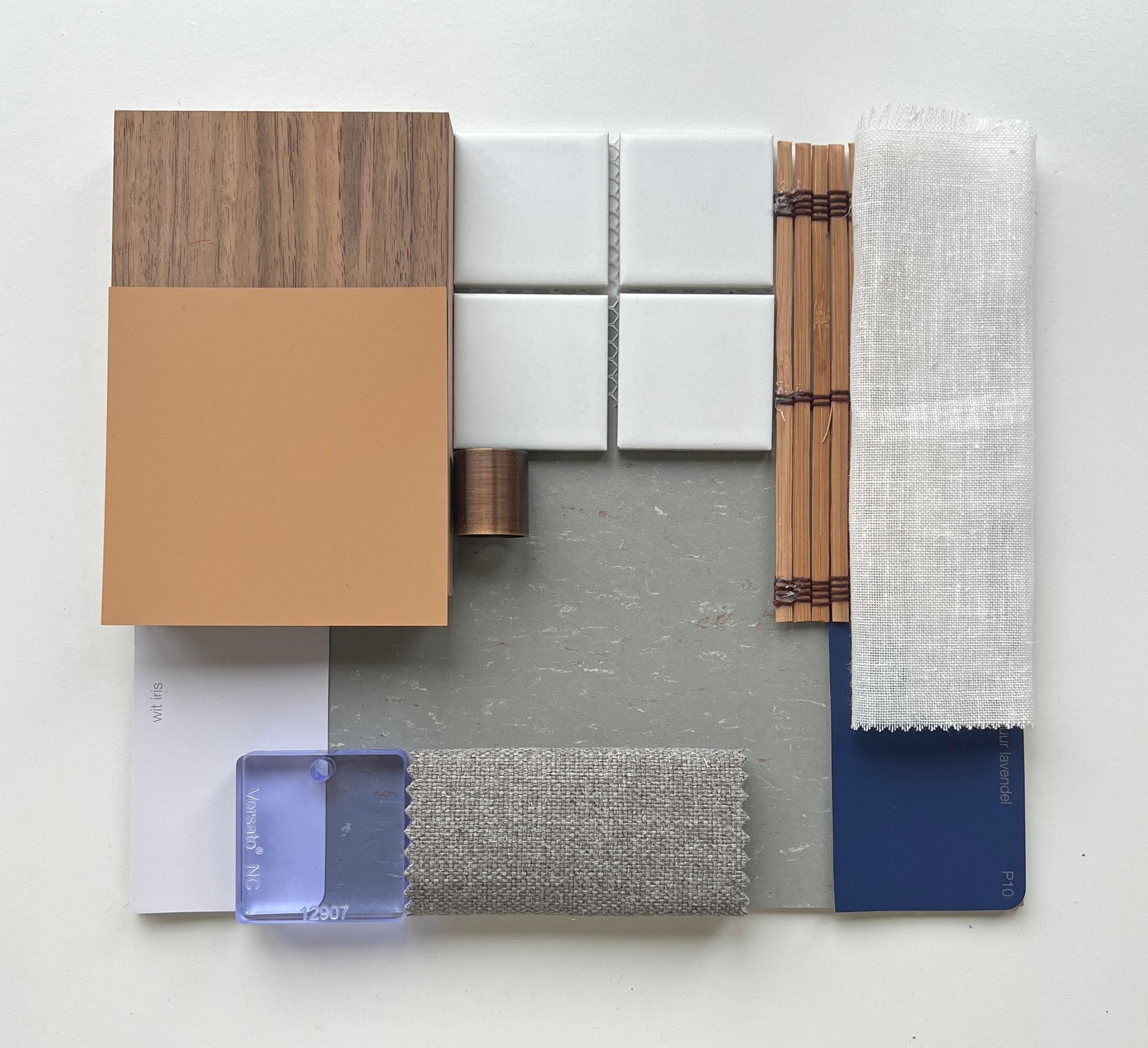 Moodboard met hout, tegels en verfstalen in neutrale en blauwe tinten. Moodboard. Materialen.