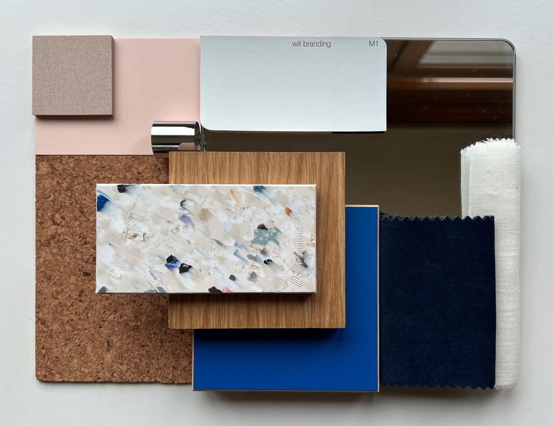 Kleur- en textuurmonsters op een plank: roze, blauw, bruin, kurk, stof, hout en spiegel. Moodboard. Materialen.