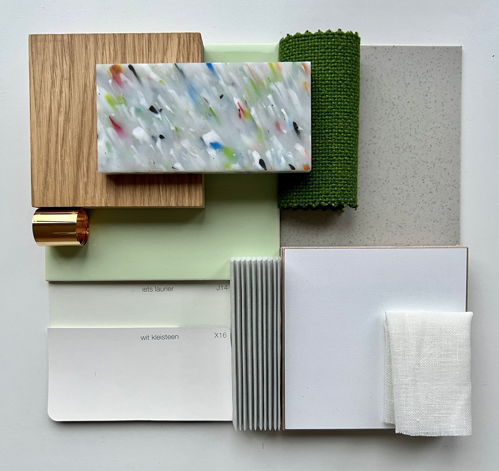 Moodboard met voorbeelden van interieurontwerp: hout, stof, steen en gerecyclede materialen in neutrale en groene tinten.