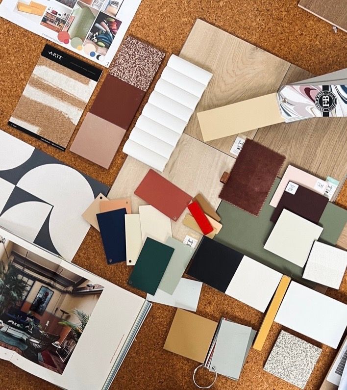 Moodboard voor interieurontwerp met voorbeelden van verfkleuren, tegels en stoffen.