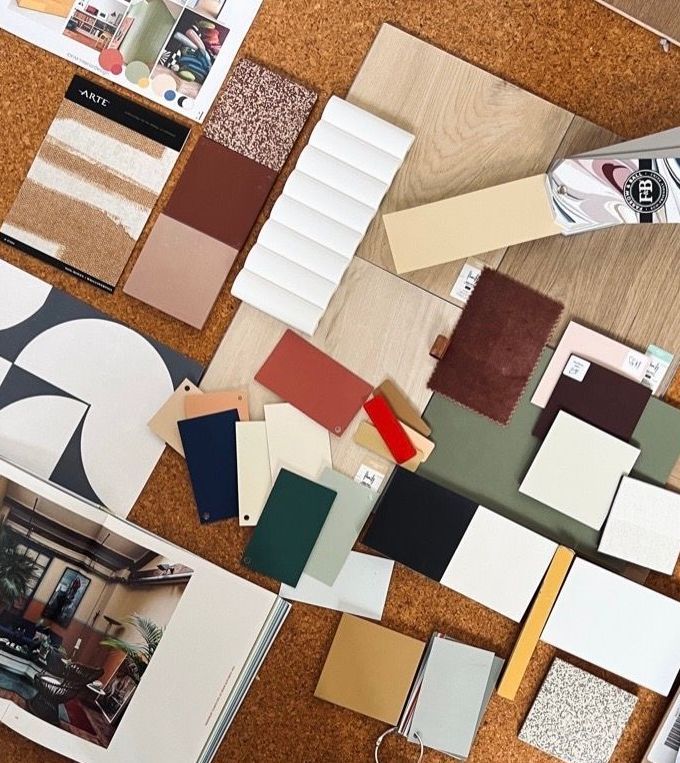 Kurkbord met ontwerpvoorbeelden: stoffen, verf, hout en een sneaker, in aardetinten.