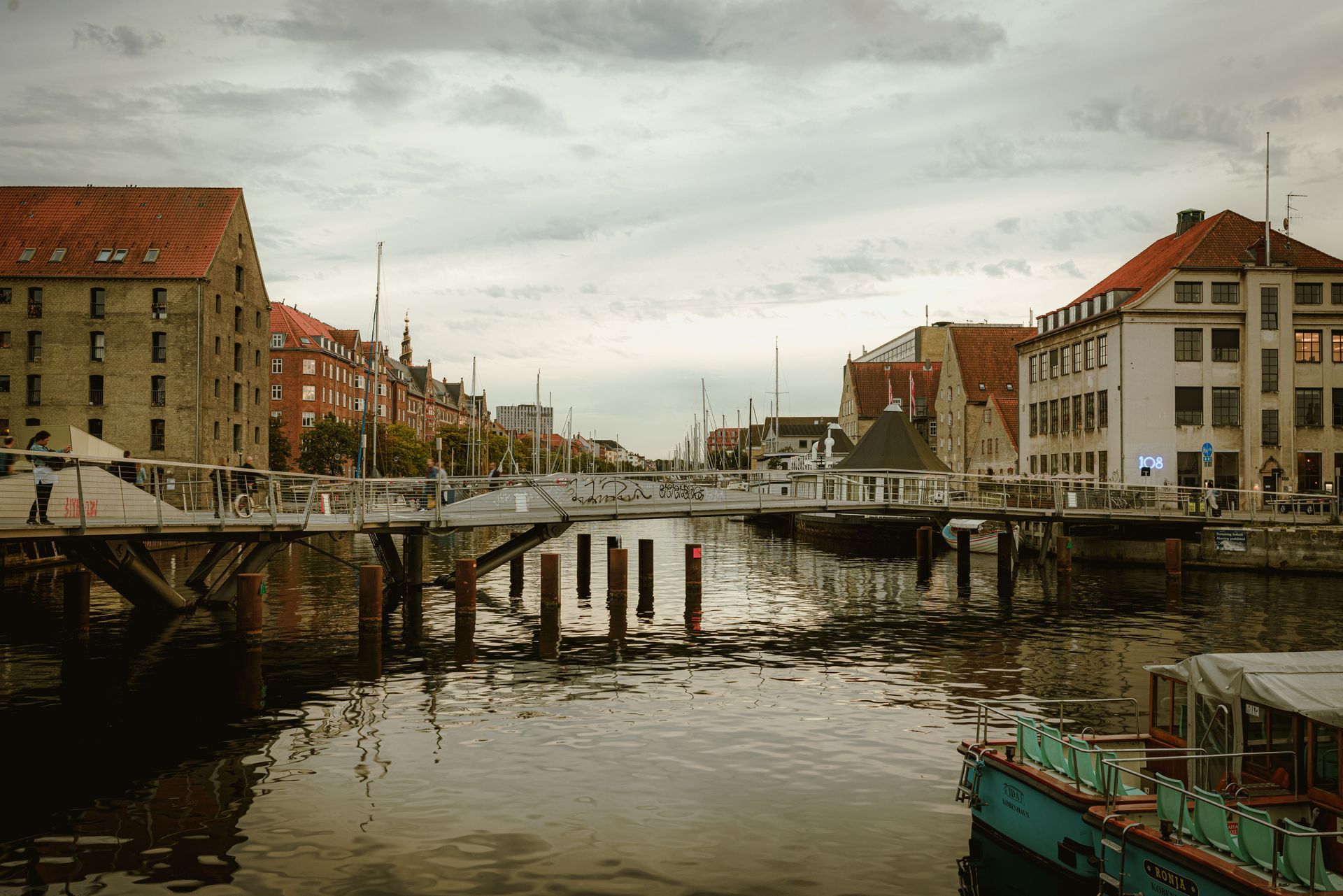 Ein Kanal und eine Fussgängerbrücke in Kopenhagen