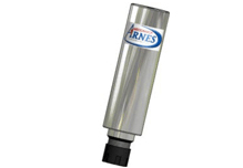 Eine silberne, metallene Taschenlampe der Marke Barnes steht aufrecht vor einem weißen Hintergrund.