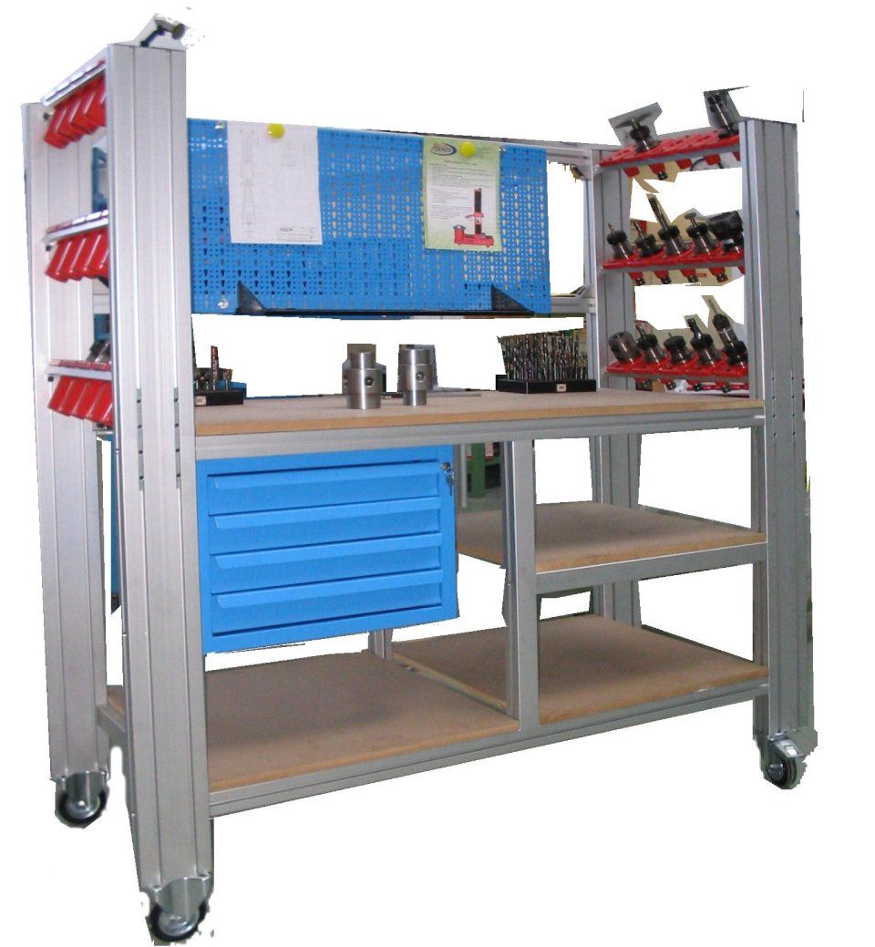 Tavolo da lavoro con scaffali