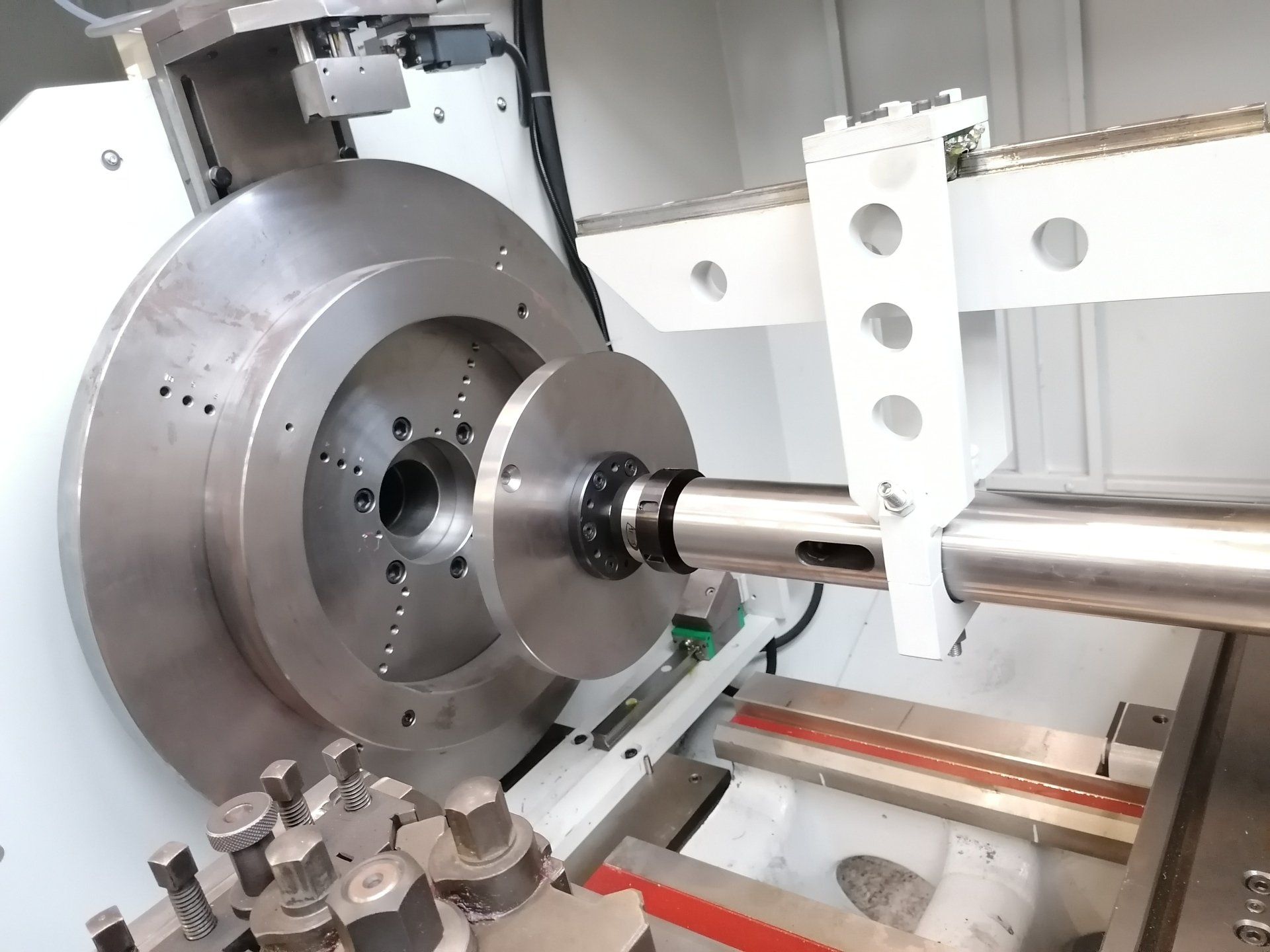 Große Metalldrehmaschine bearbeitet ein zylindrisches Teil in einer Industriewerkstatt