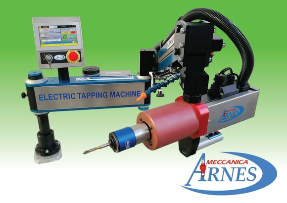 Elektrische Gewindeschneidmaschine mit roten und blauen Bauteilen auf grünem Hintergrund, beschriftet mit Arnesa Machinery.