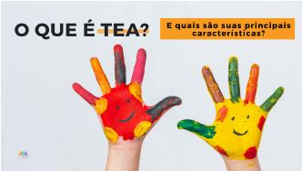 Duas mãos de crianças pintadas em cores diferentes com rostos sorridentes nelas
