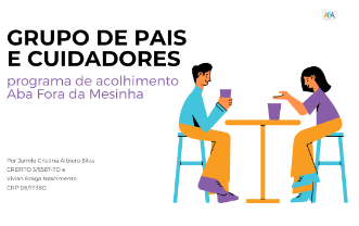 Um homem e uma mulher estão sentados à mesa conversando um com o outro.
