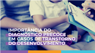 Uma pessoa está escrevendo em uma prancheta ao lado de uma criança