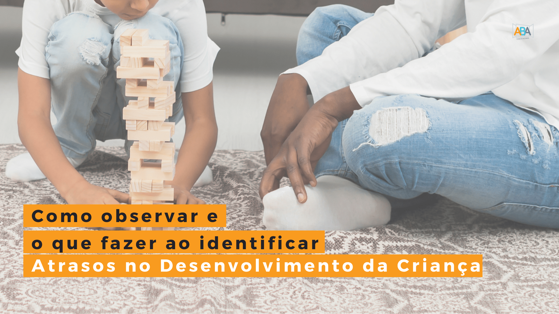 Um homem e uma criança estão brincando com blocos de madeira no chão.