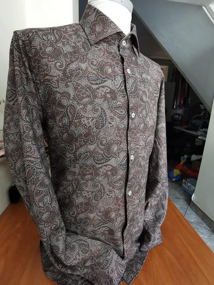 camicia scura fiori
