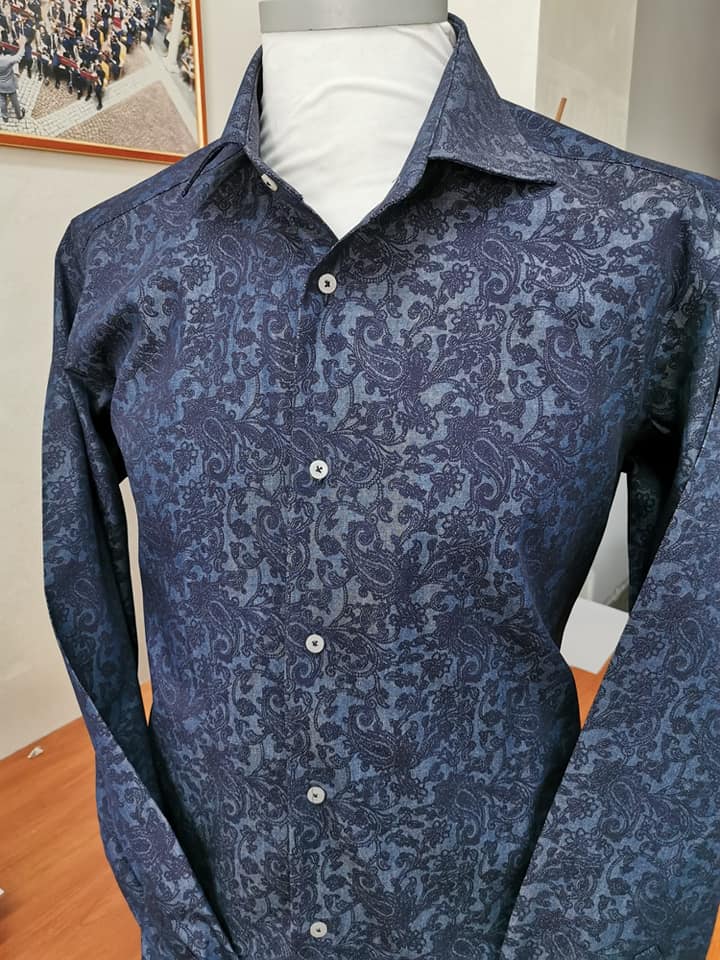 camicia blu a fantasia