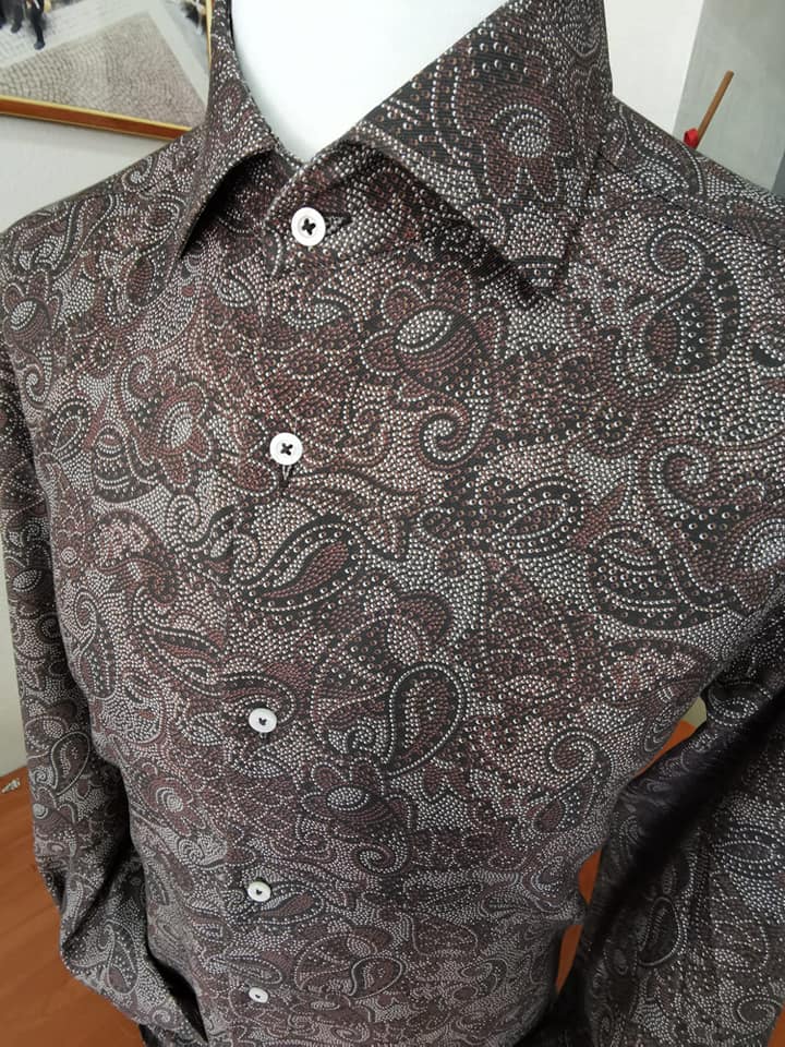 camicia scura