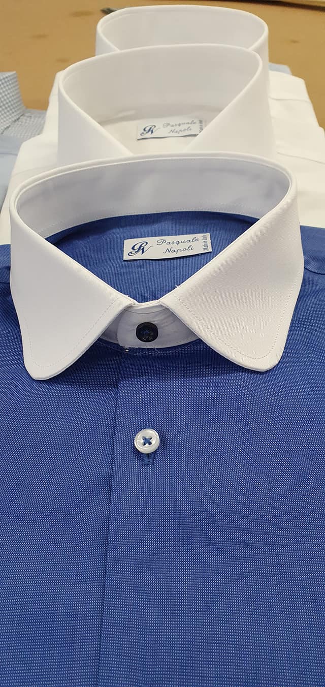 camicia con colletto bianco
