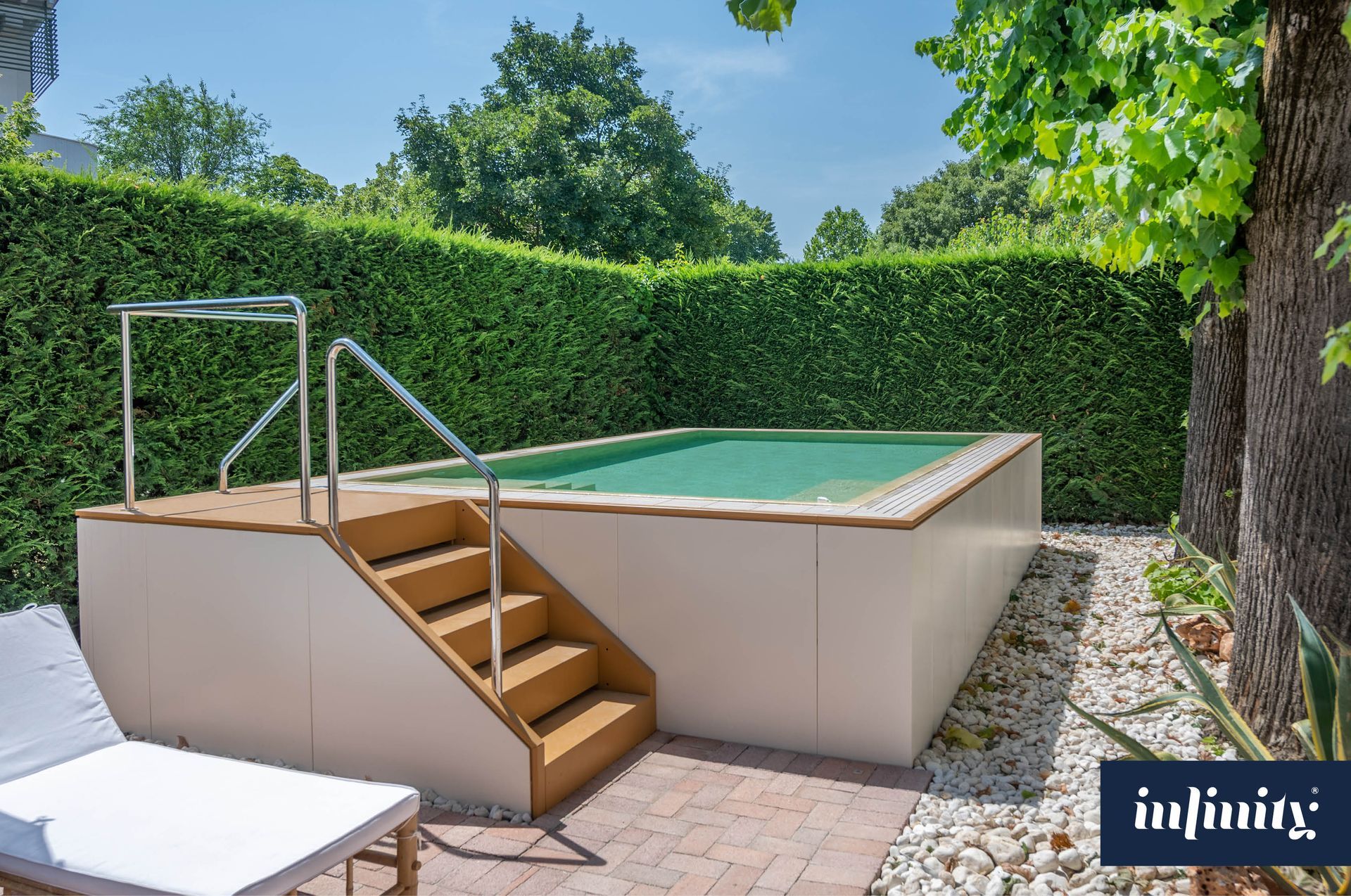 piscina con scaletta in metallo