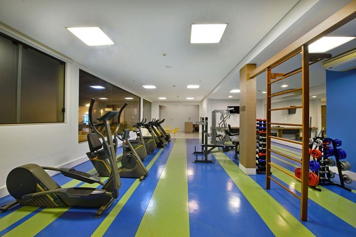 Há muitos tipos diferentes de equipamentos de exercícios nesta academia.