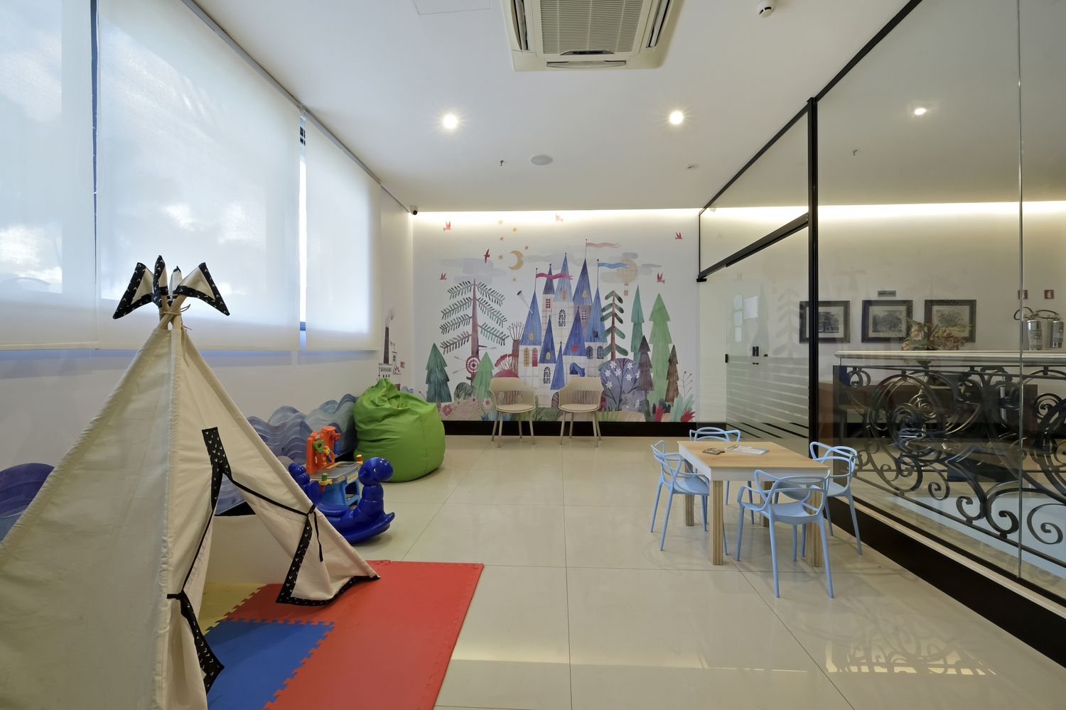 Há uma tenda no meio da sala.