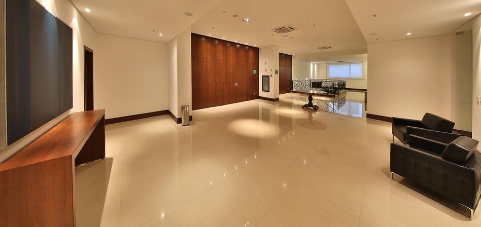 Uma grande sala vazia com uma cadeira e uma mesa
