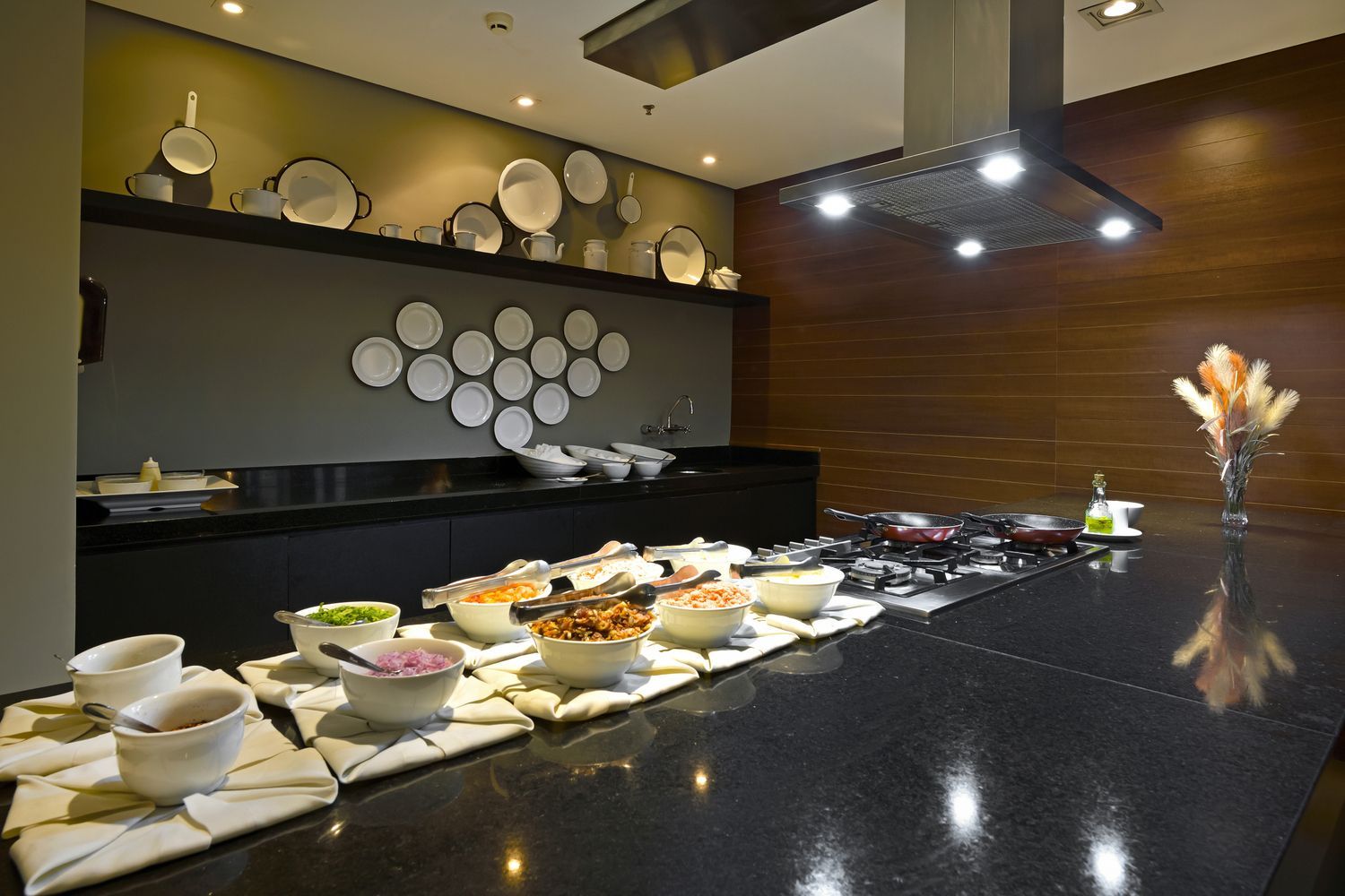 Uma grande sala de jantar com mesas e cadeiras