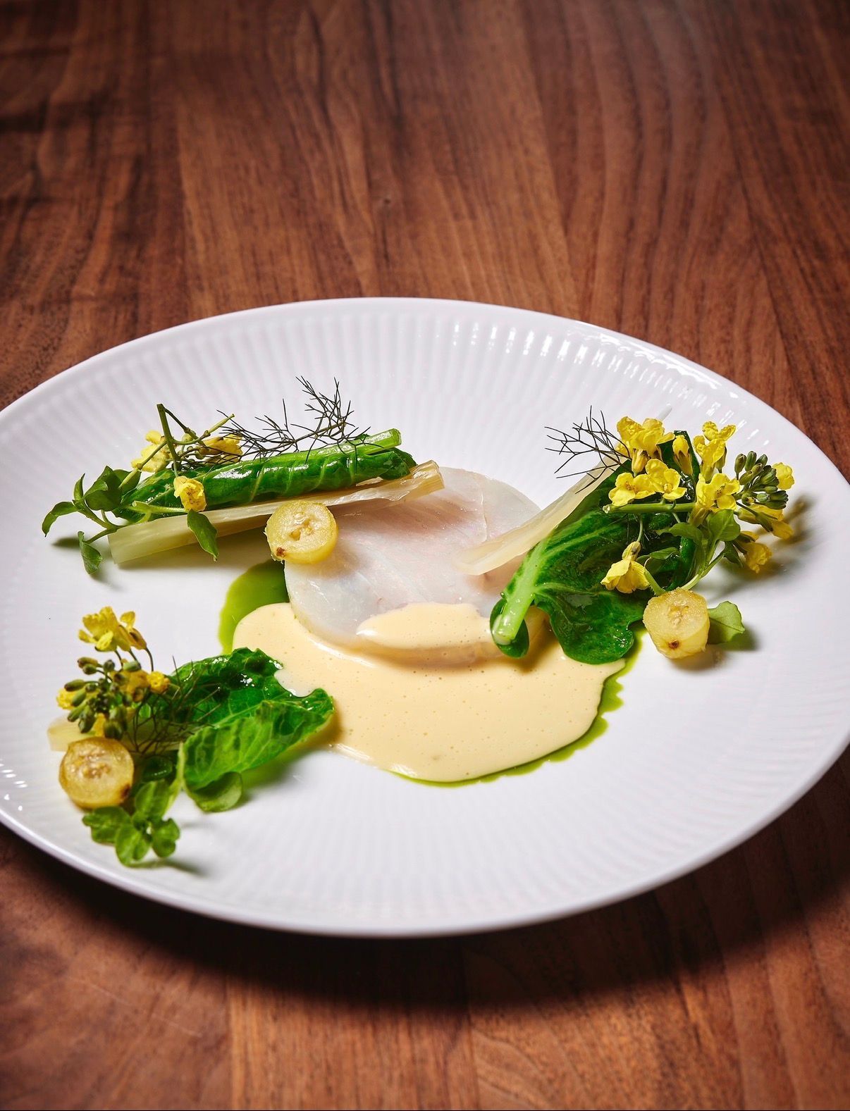 en smuk tallerken med fisk og grønt