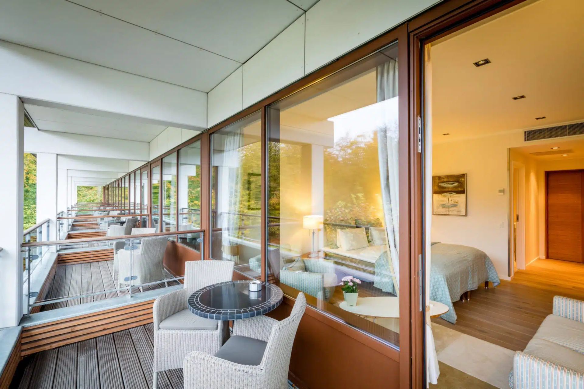 En balkon på et hotelværelse med bord og stole.