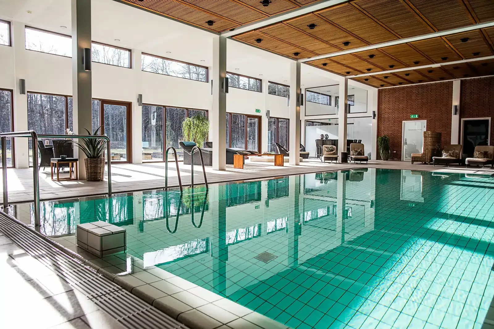 Der er en stor indendørs swimmingpool i midten af ​​rummet.