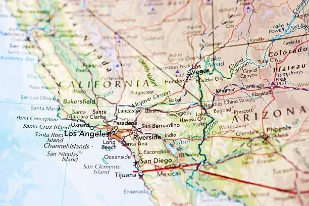 Close-up map of California and Arizona with city names and colored highways